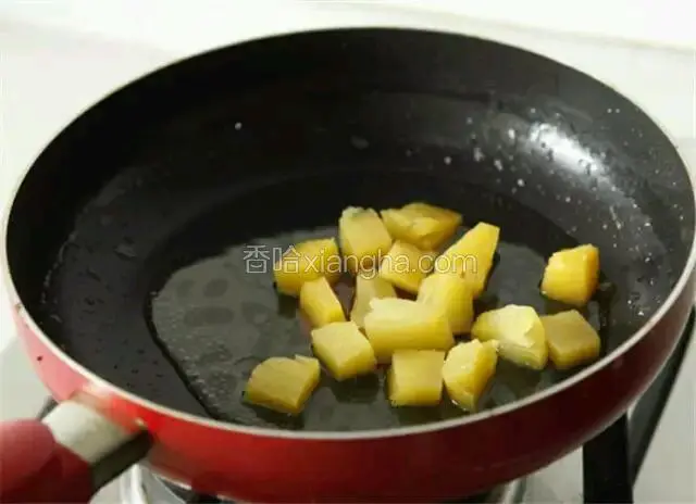 锅中少许油，放入菠萝煸炒30秒