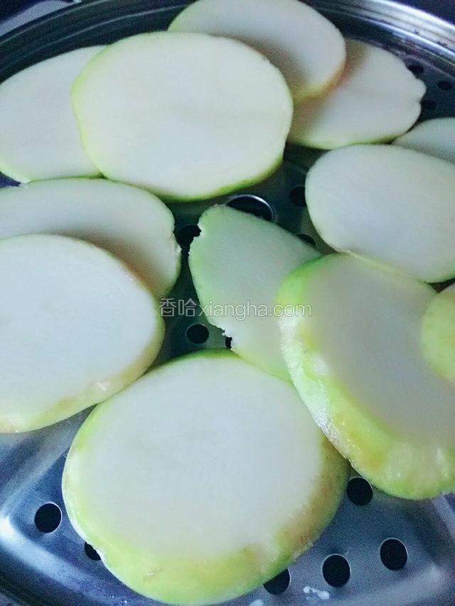 土豆切片上锅蒸，开锅后八分钟即可。