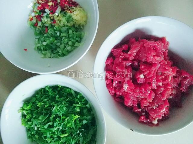 牛肉切碎，香菜切碎，切葱姜，红椒备用。