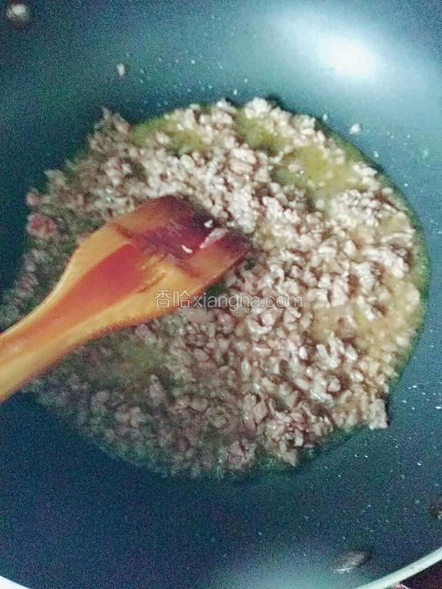 锅中放油，炒肉馅。