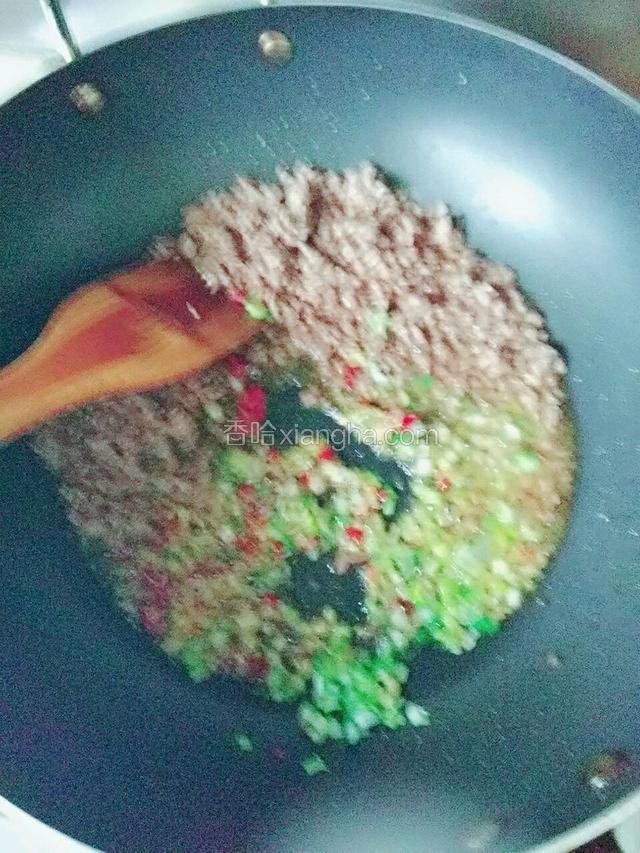 炒好馅放葱姜红椒，花椒面。