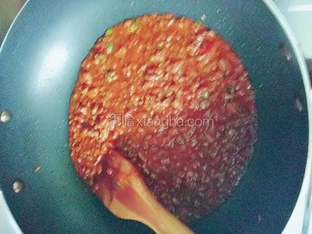 放黄豆酱，酱油，鸡粉。