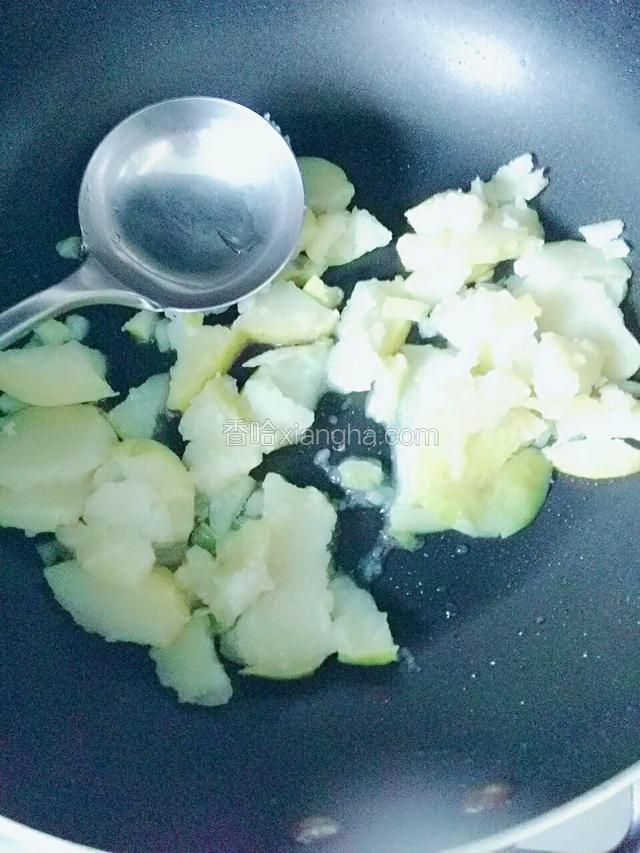 另起锅少放油，少加水，把蒸好的土豆放入，用勺子压成土豆泥。