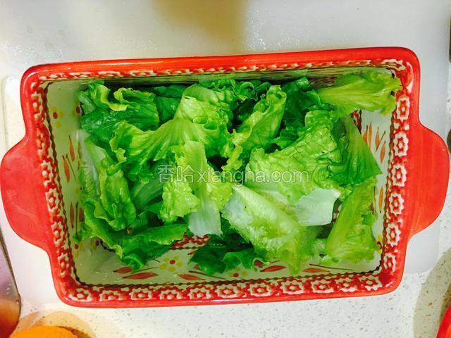 生菜洗净、切碎，铺在碗底
