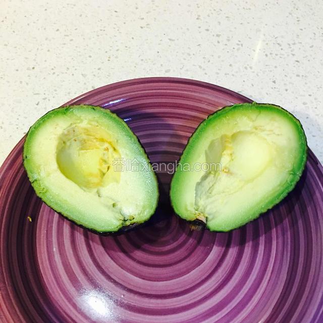 牛油果对切、去核