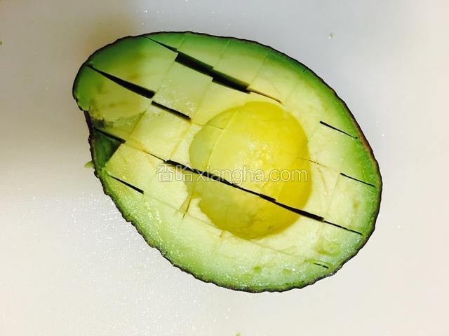 将牛油果纵横刀切成小块