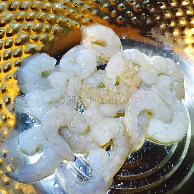虾仁用酒和盐拌匀烫熟