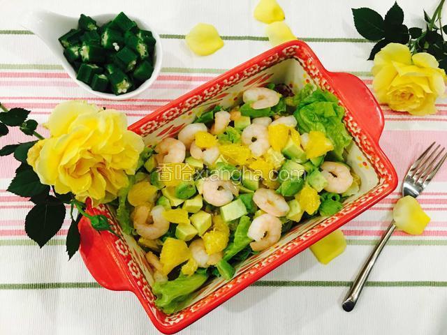 将熟虾仁均匀铺在最上层