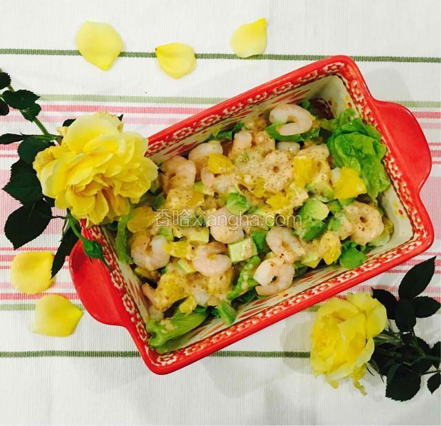 淋上焙煎芝麻酱，美味的沙拉做好啦！