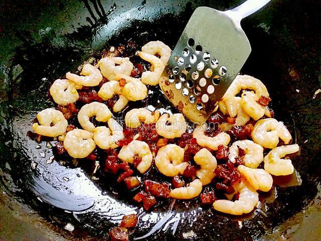 下瘦腊肉，下蝦仁炒至半熟