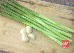 蒜泥拌芦笋的做法图解1
