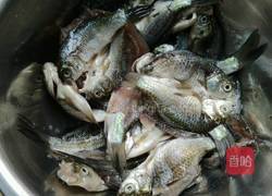 椒盐小鲫鱼的做法图解2