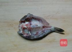 椒盐小鲫鱼的做法图解1