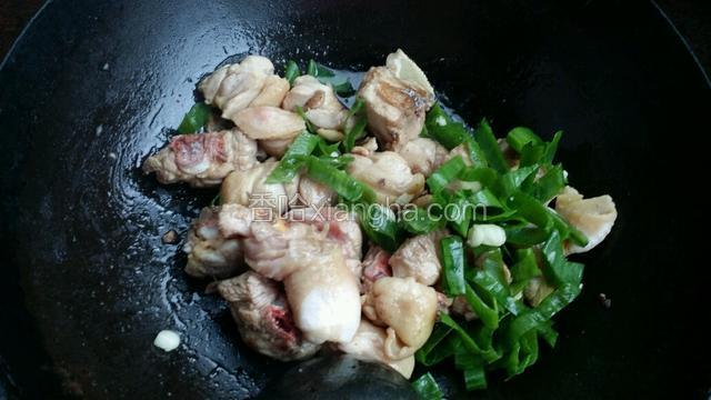 加入葱蒜 炒出香味