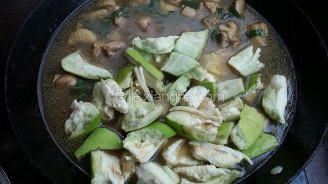 开锅放入茄子土豆这些不容易熟的蔬菜 炖20~30分钟