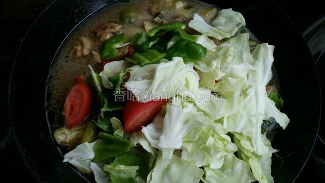 锅里的菜8分熟的时候 放入圆白菜等容易熟的菜 一直大火5分钟