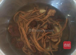 筒骨茶树菇汤的做法图解2