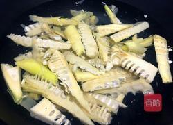 五花肉焖春笋的做法图解1