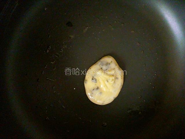 平底锅烧热，舀一小勺面糊到锅中。
