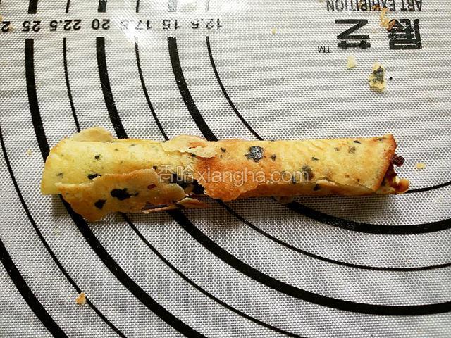 用筷子迅速将面饼夹下来，用手迅速卷起来，收口朝下压一下定型。动作要快，稍慢了蛋卷变硬了就卷不起来容易碎掉。