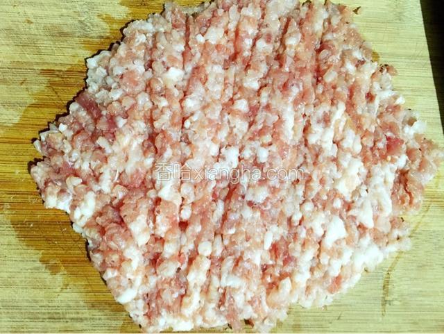 肉切末备用