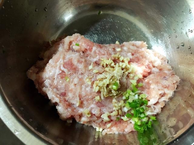 加入葱姜末、盐、鸡精、蚝油、油按一个方向搅拌上劲
