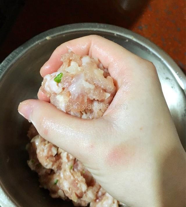 用挤肉丸的方法挤出