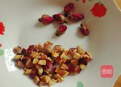 Illustration of how to make rose red date tea 1