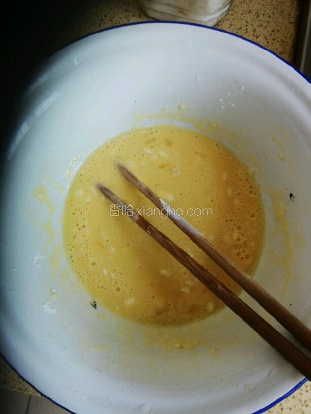 打一个鸡蛋，和一些淀粉，拌成糊状。