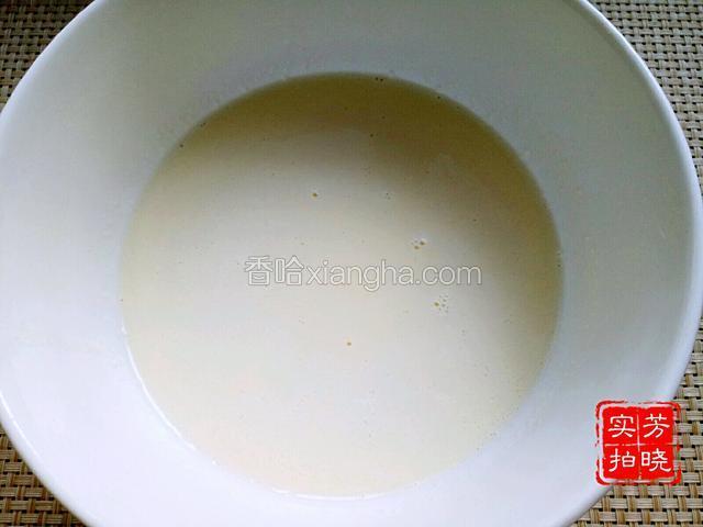 奶油、牛奶、糖粉、低筋面粉搅拌均匀，过筛一遍