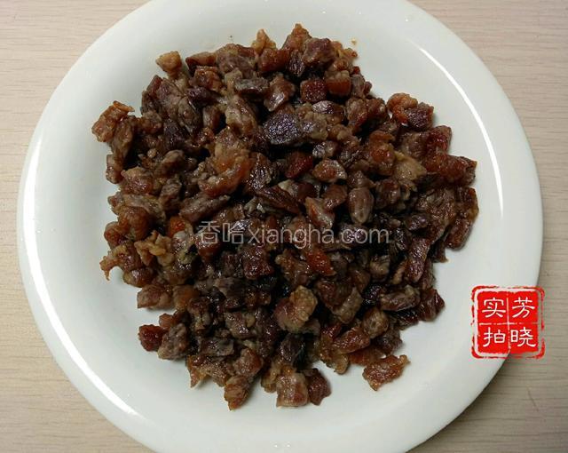 炒干的肉盛出备用