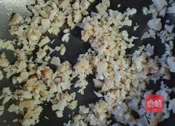 冰皮韭菜鸡蛋干贝锅贴的做法图解2