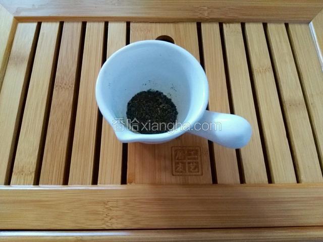 将茶叶包入保鲜膜，用擀面杖压碎