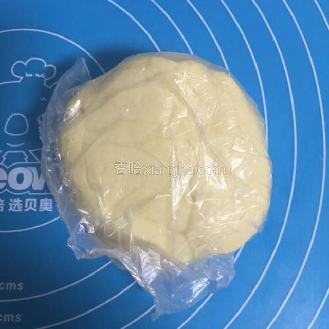   揉成光滑的面团后裹上保鲜膜进行30分种的醒发。这一过程可以让面充分吸收油和水，使面团具有一定的韧性，方便后期的反复擀制。