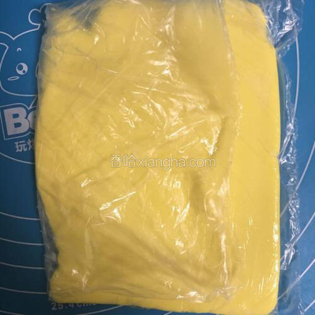 裹入黄油装入小号保鲜袋，用擀面杖敲打然后擀成比保鲜袋一半稍大的薄片后放入冰箱冷藏。