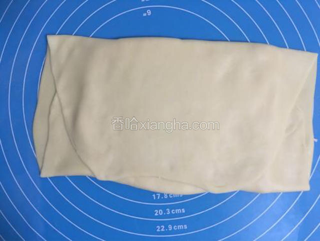 面片交接处封紧后用手从中间分别向两头轻轻按压，将包裹在面片里的空气从两边排除后，将两头也封紧。