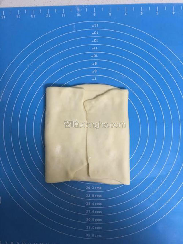 稍微擀开，将俩头向中间对折。