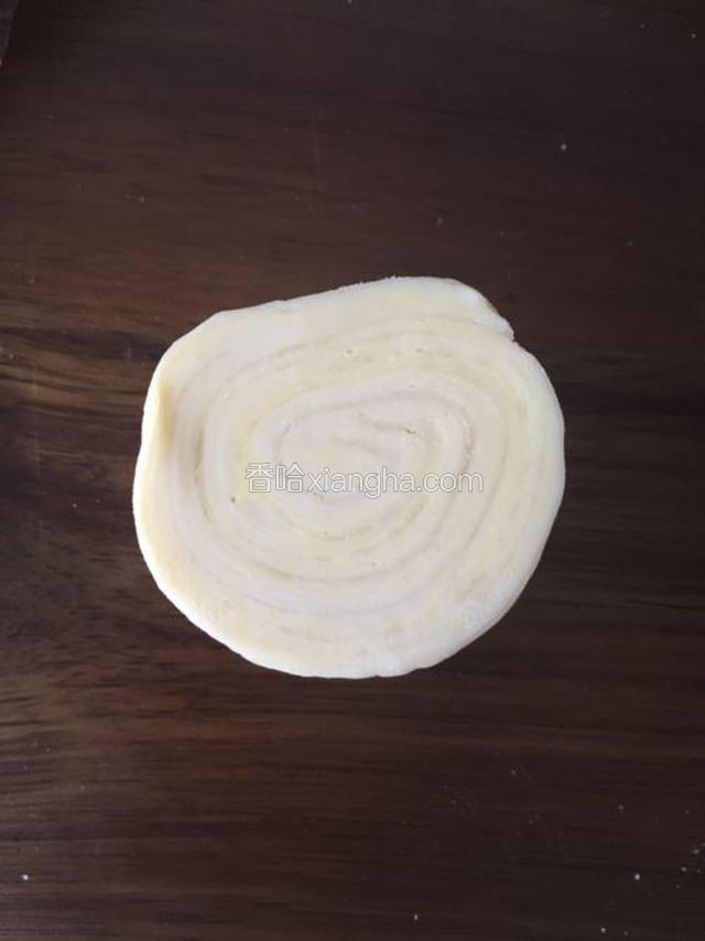看一下冷藏稍微有点硬的切面，黄油层与面层比较分明。如果能做到这点，恭喜哦这就成功了！如果不信，那就烤个蛋挞试试??