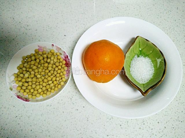 备好图中食材。黄豆、橙子、白糖。