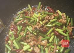 蒜苔炒肉的做法图解1