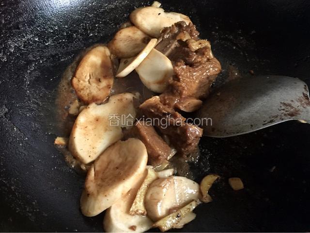 加入杏鲍菇和牛仔骨爆炒，加生抽稍煮