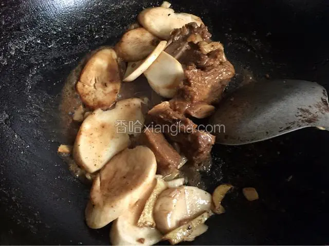 加入杏鲍菇和牛仔骨爆炒，加生抽稍煮
