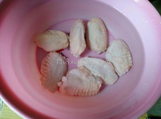 鸡中翅用清水洗净备用