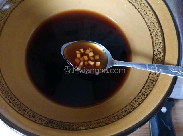 用碎黄姜，蚝油，料酒，盐，纯净水各适量调成腌汁