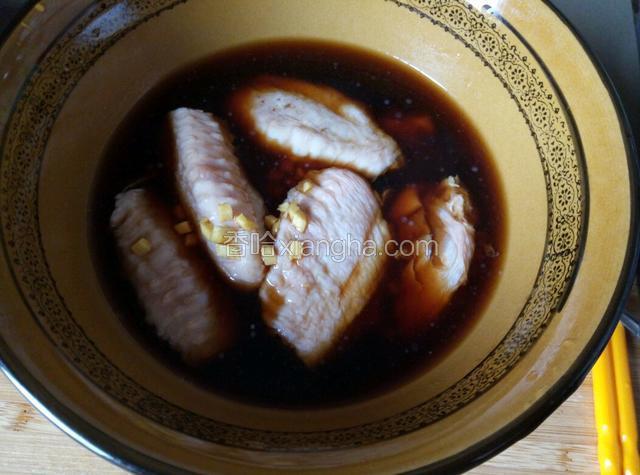 扎好小洞鸡中翅腌制半个小时