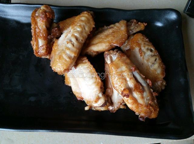 将煎好的鸡翅，用筷子夹出备用（边拍照边煎，煎过头了，破皮了，哈哈…）