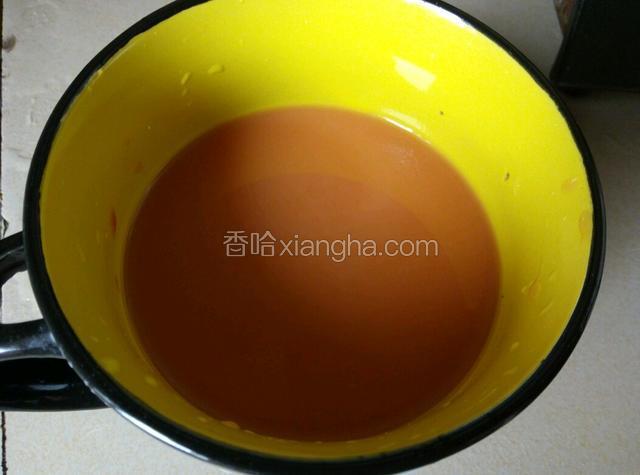 用纯净水，酱油，盐，太白粉，番茄酱各适量调成味汁