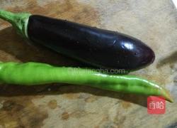 茄子炒辣椒的做法图解1