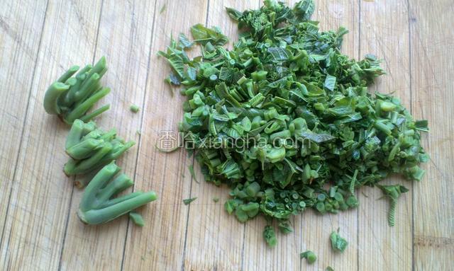 再把椿芽切细末，去掉根部老枝