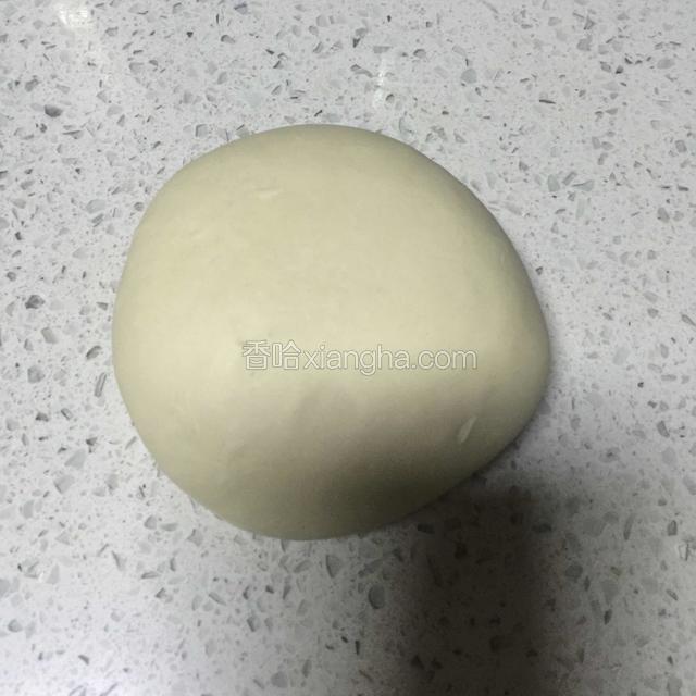 面和好柔光滑 然后乘醒面时候炒菜，喜欢什么菜都可以就是普通炒菜方法炒好备用，鸡蛋炒好备用